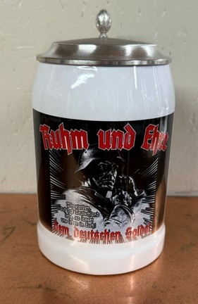 Bierkrug mit Zinndeckel - Ruhm und Ehre