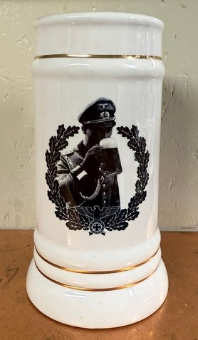 Bierkrug mit Goldlinien - Prost Kameraden