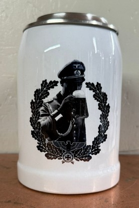 Bierkrug mit Zinndeckel - Prost Kameraden