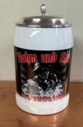 Bierkrug mit Zinndeckel - Ruhm und Ehre